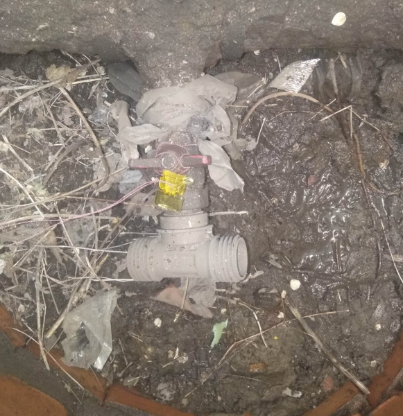 Дома еще 4 должников отключены от услуг водоснабжения