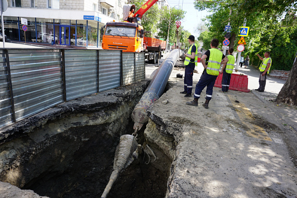 На ул. Чернышевского протянут очередной участок нового водопровода