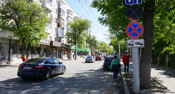 В зоне производства работ на водопроводе по Чернышевского проводится эвакуация автотранспорта